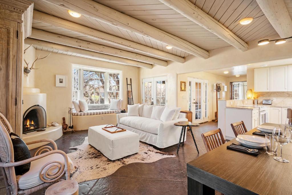 una sala de estar con un sofá y una mesa en Casa TATIZ • Privacy in a Southwestern Gem, en Santa Fe