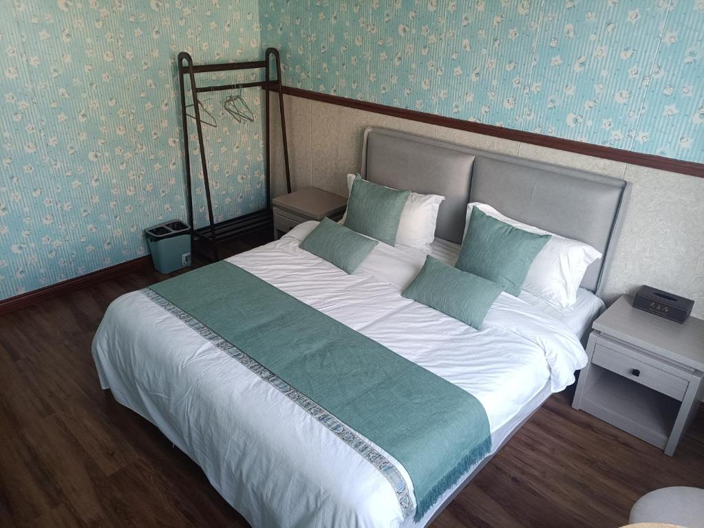 Postel nebo postele na pokoji v ubytování Meizhou Cloudy B&B