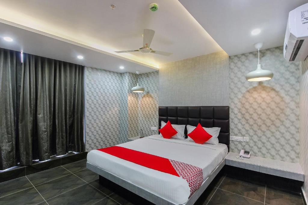 Hotel Hoysala Inn tesisinde bir odada yatak veya yataklar