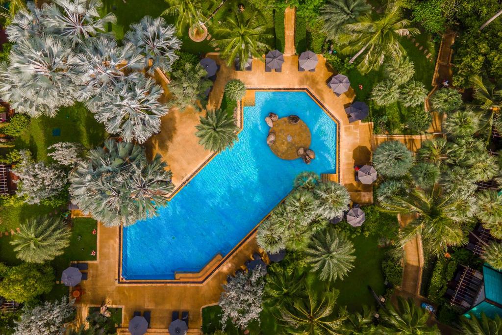 Bazén v ubytování Paradox Resort Phuket nebo v jeho okolí