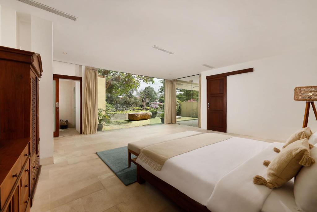 OMEGIA Canggu by Nakula - Five-Bedroom Villa With Private Pool