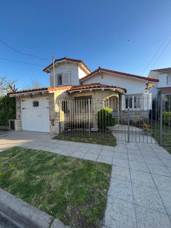 a house with a fence in front of it at Chalet en zona Güemes-SOLO FAMILIAS in Mar del Plata