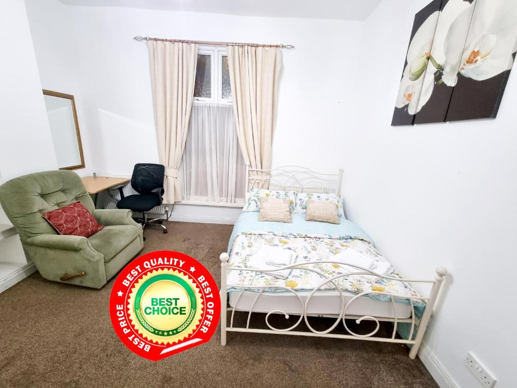 ein Schlafzimmer mit einem Bett, einem Stuhl und einem Schreibtisch in der Unterkunft Spacious Flat Near Rochdale Centre Self Check-in Free Parking & Fast Wi-Fi in Rochdale