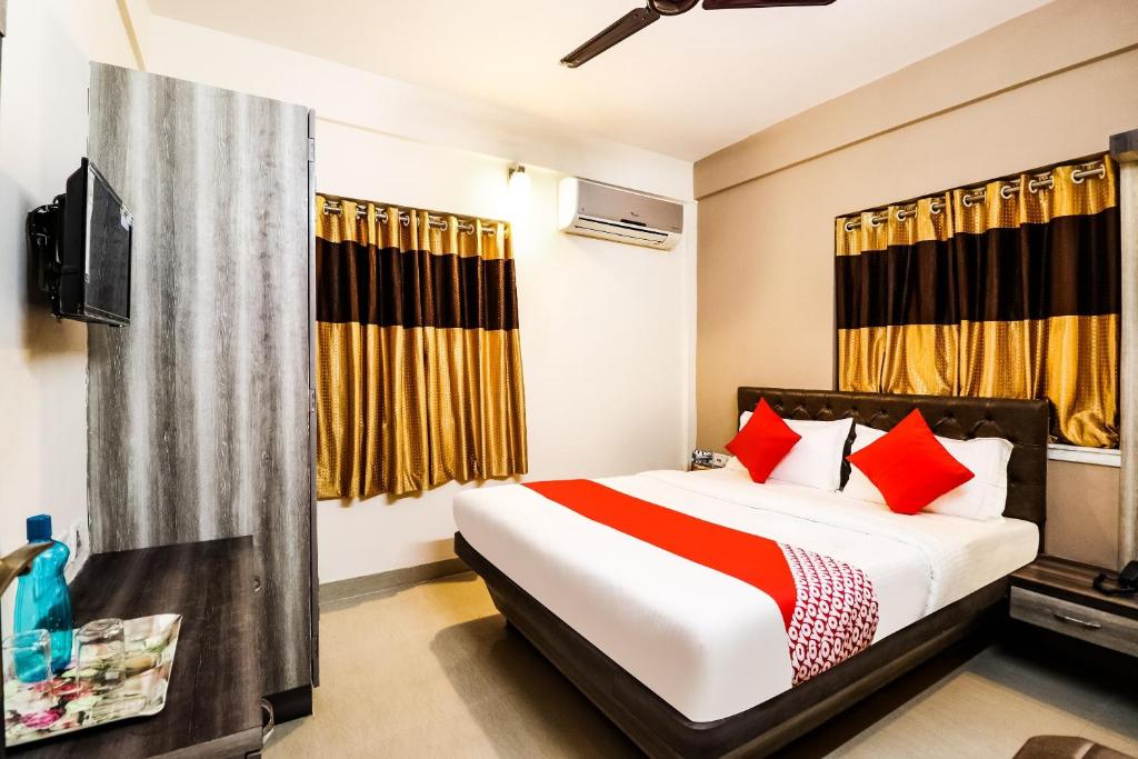 Postel nebo postele na pokoji v ubytování Hotel O Kuber Residency Near Birla Mandir