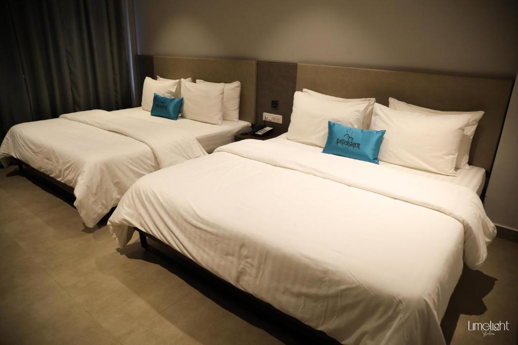 Postel nebo postele na pokoji v ubytování Belvedere Suites