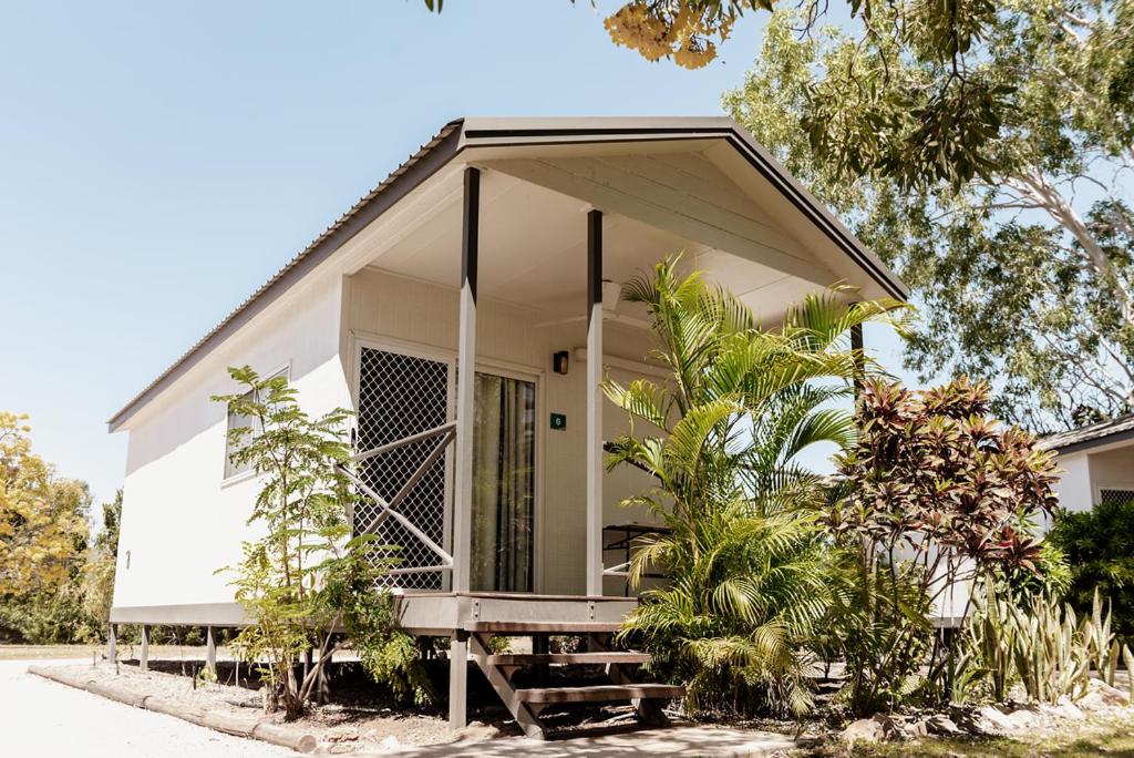 Cette petite maison blanche dispose d'une terrasse couverte. dans l'établissement BIG4 Breeze Holiday Parks - Katherine, à Katherine