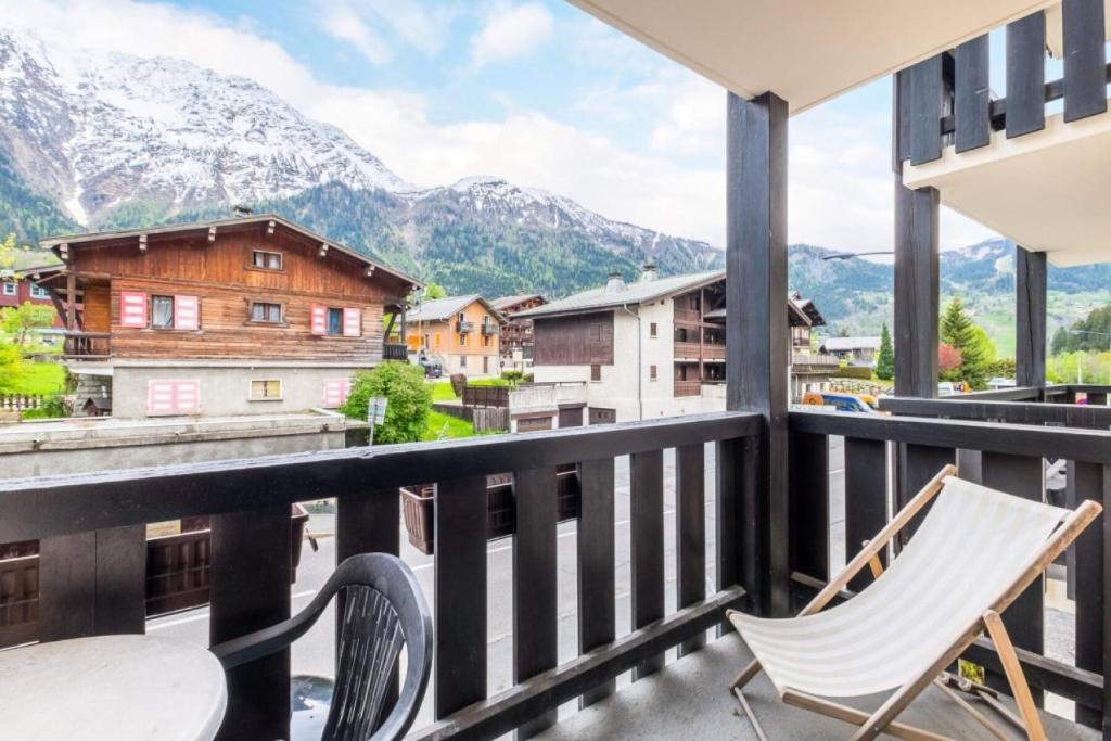a balcony with chairs and a view of mountains at Résidence Les Balcons d'Anaïte - maeva Home - Studio Cabine 5/6 Personnes C 63 in Les Houches