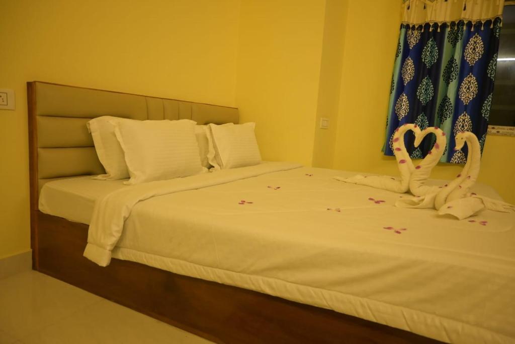 Postel nebo postele na pokoji v ubytování Gangasagar Hotel & Resort