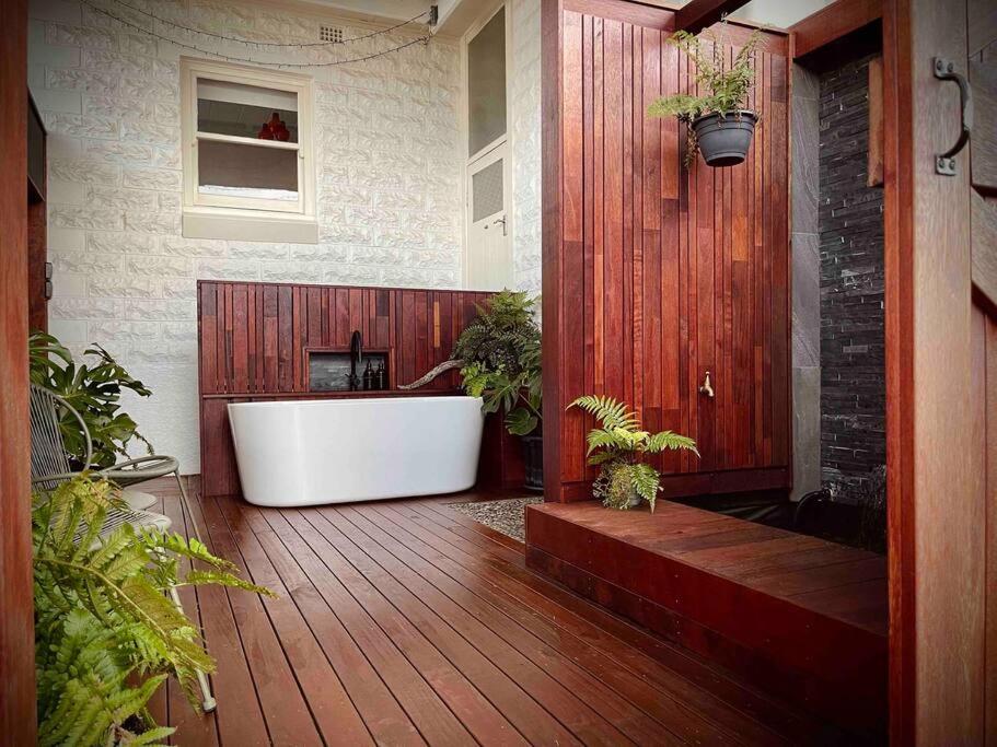 uma casa de banho com banheira e plantas em Relaxing Outdoor bath & Hot tub - 41 Found em Somerset