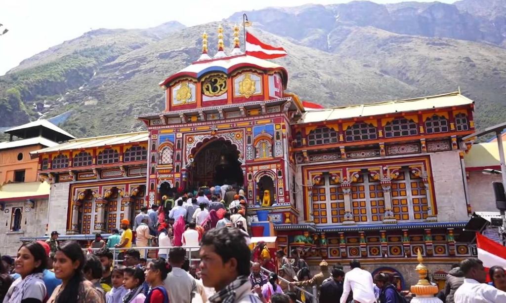 um grupo de pessoas em pé em frente a um edifício em Badrinath House by Prithvi Yatra Hotel em Badrinathpuri