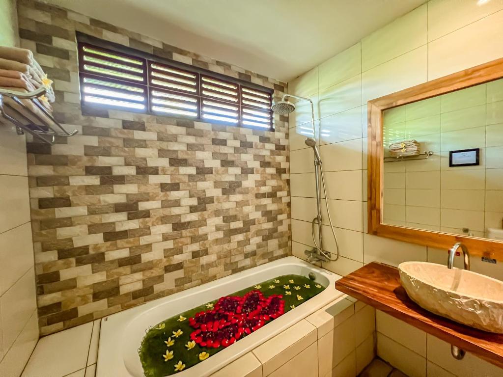 Koupelna v ubytování Sarin Ubud Suites by Pramana Villas