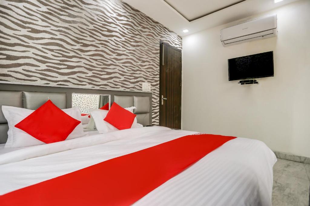 Postel nebo postele na pokoji v ubytování Hotel O Anshun Residency Near Mk Cinemas Rohini