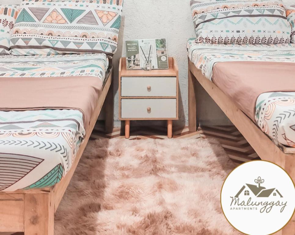 מיטה או מיטות קומותיים בחדר ב-Malunggay Apartments