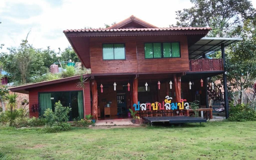 a house with a fence in front of it at Prabpluem Resort in Chiang Klang