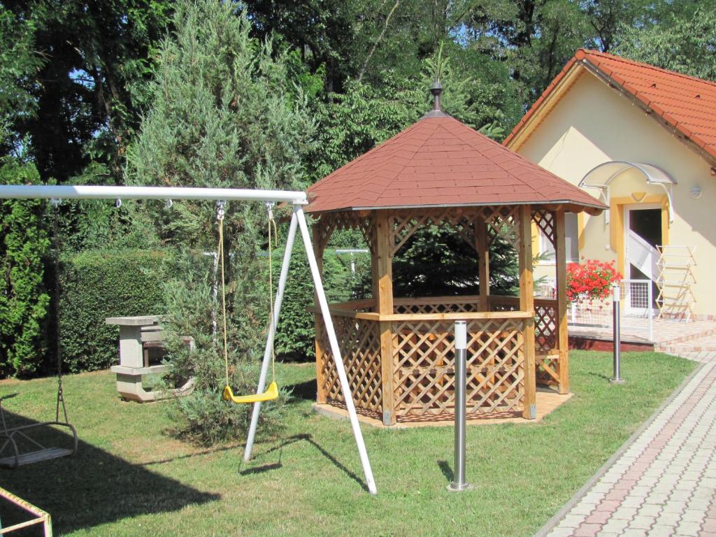 Plac zabaw dla dzieci w obiekcie Apartments Annamaria
