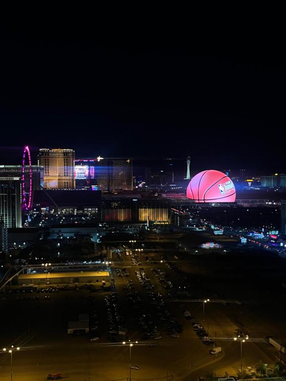 uma vista para uma cidade à noite com luzes em Balcony Suite Strip View em Las Vegas