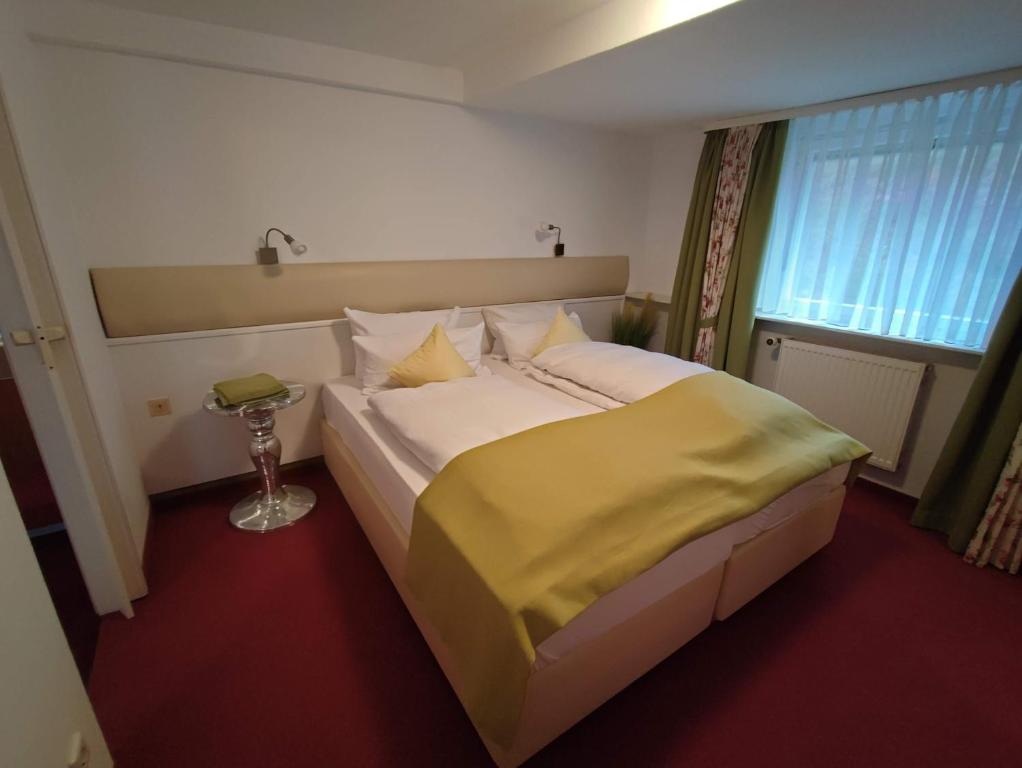 Кровать или кровати в номере Room in BB - Pension Forelle - Doppelzimmer