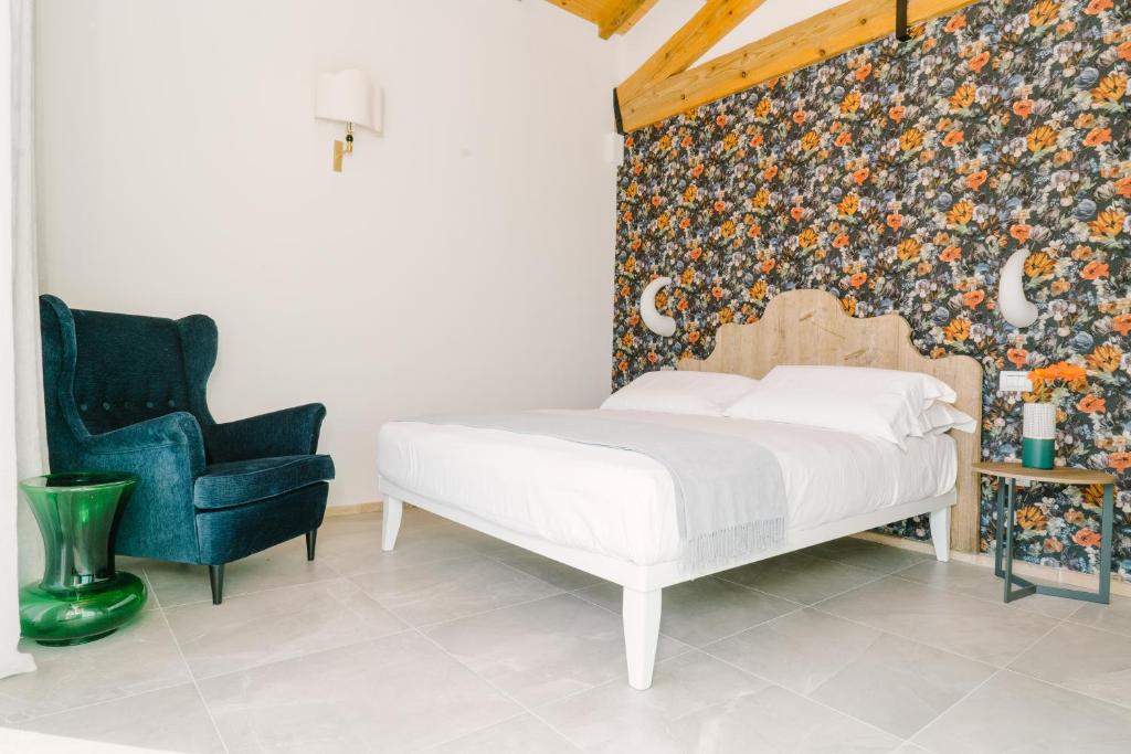 una camera con letto e sedia di Casa Saba ospitalità con vista a Rustico