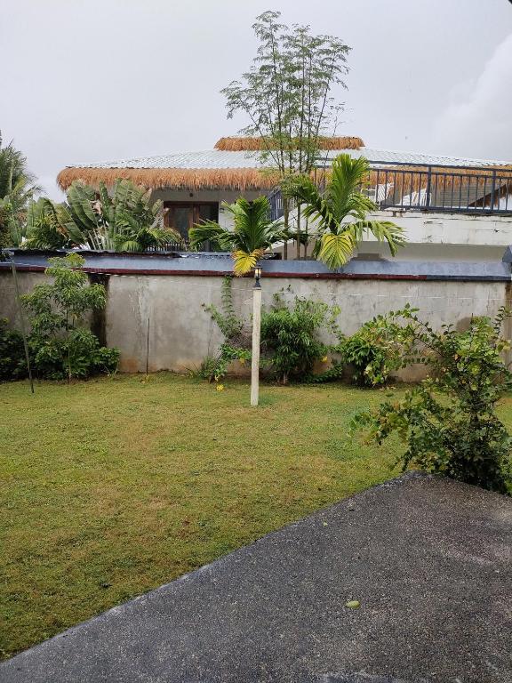 Un jardín fuera de DMC2 Residence Panglao