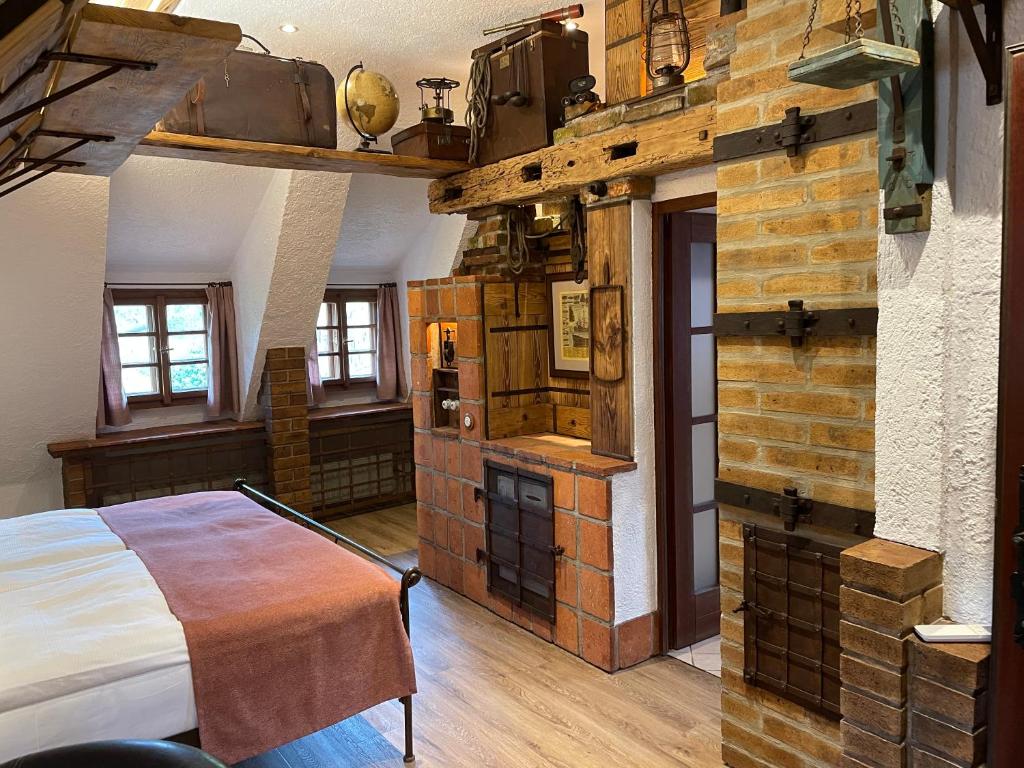 Postel nebo postele na pokoji v ubytování Romantik Hotel U Raka