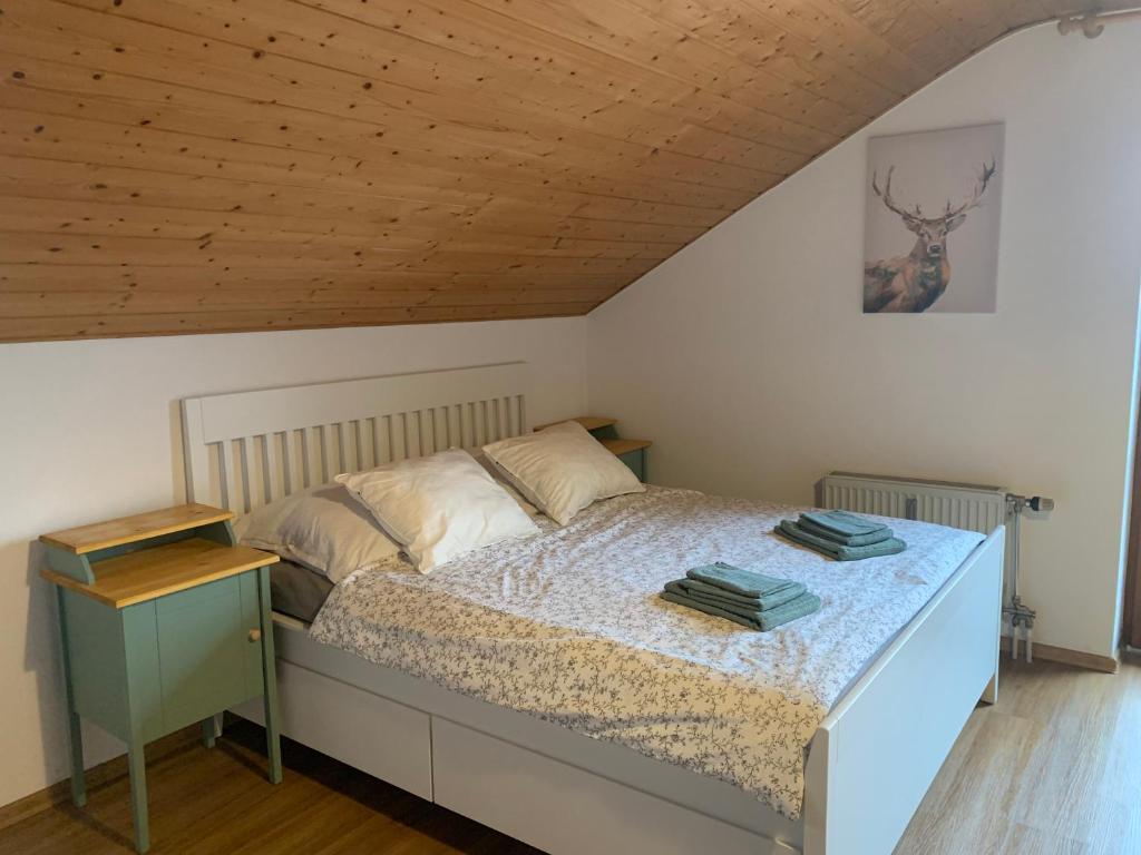 ein Schlafzimmer mit einem Bett und einer Holzdecke in der Unterkunft Apartment 62 in Zwiesel