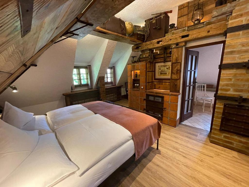 Postel nebo postele na pokoji v ubytování Romantik Hotel U Raka