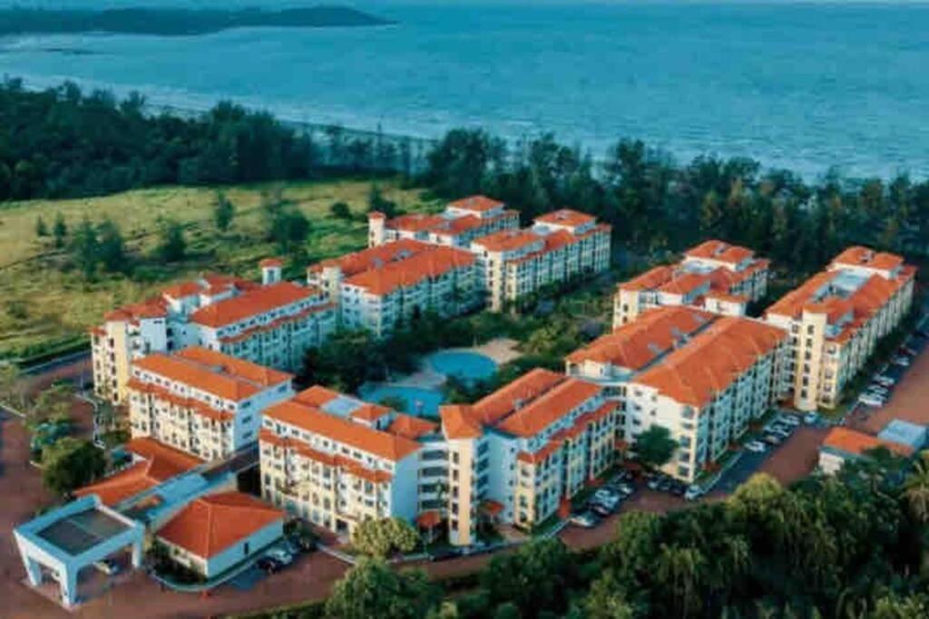 una vista aerea di edifici con l'oceano sullo sfondo di Tiara Desaru Private Beach 3A12 By De Home a Bandar Penawar