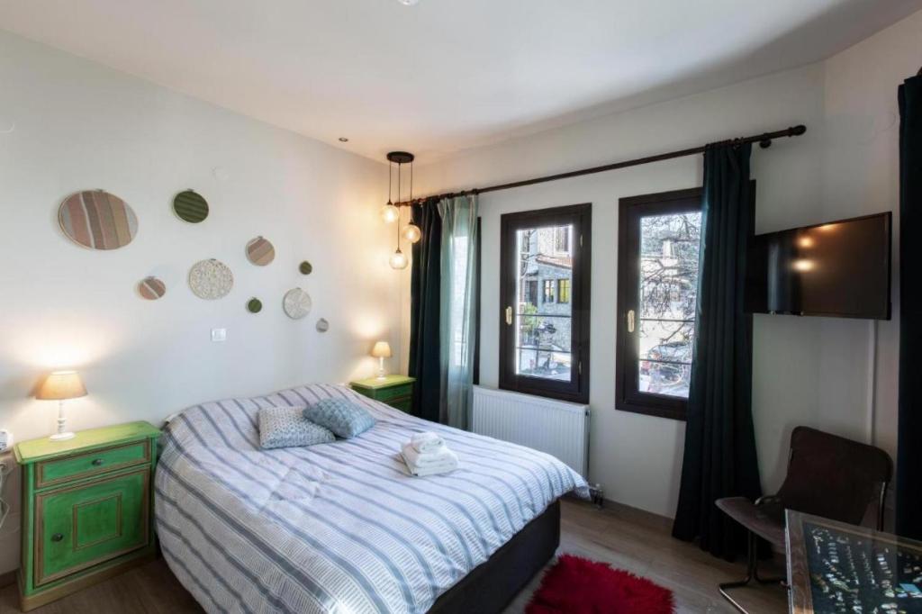 1 dormitorio con 1 cama con manta azul y blanca en Stagiates Guest House at Pelion en Portariá