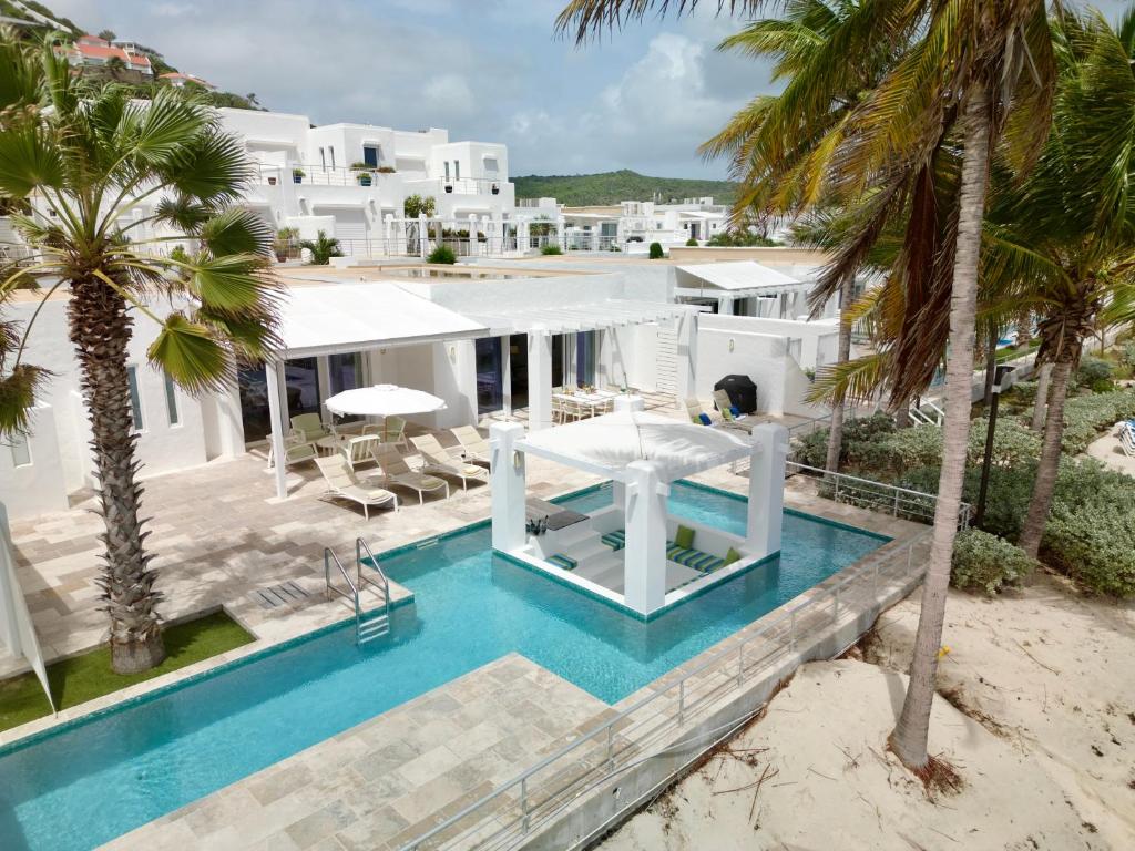 - une vue aérienne sur une maison avec une piscine et des palmiers dans l'établissement Oceanfront 5-Stars Starfish Villa, Dawn Beach, Private Pool, Secured, Concierge, à Oyster Pond