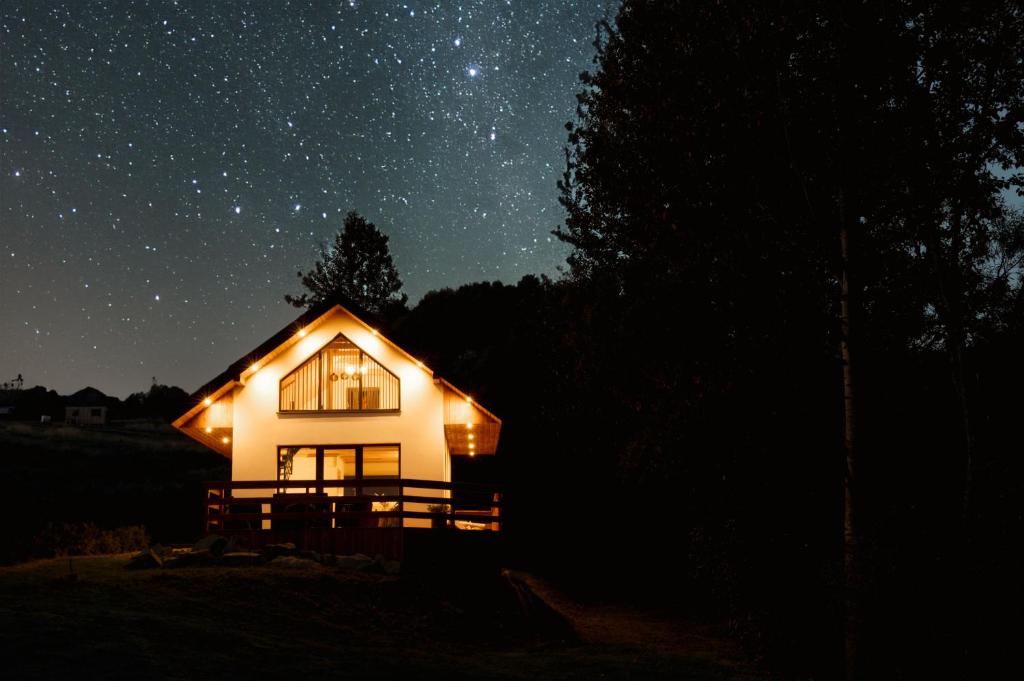 a house at night with a starry sky at Cichosza domki w Pieninach in Grywałd
