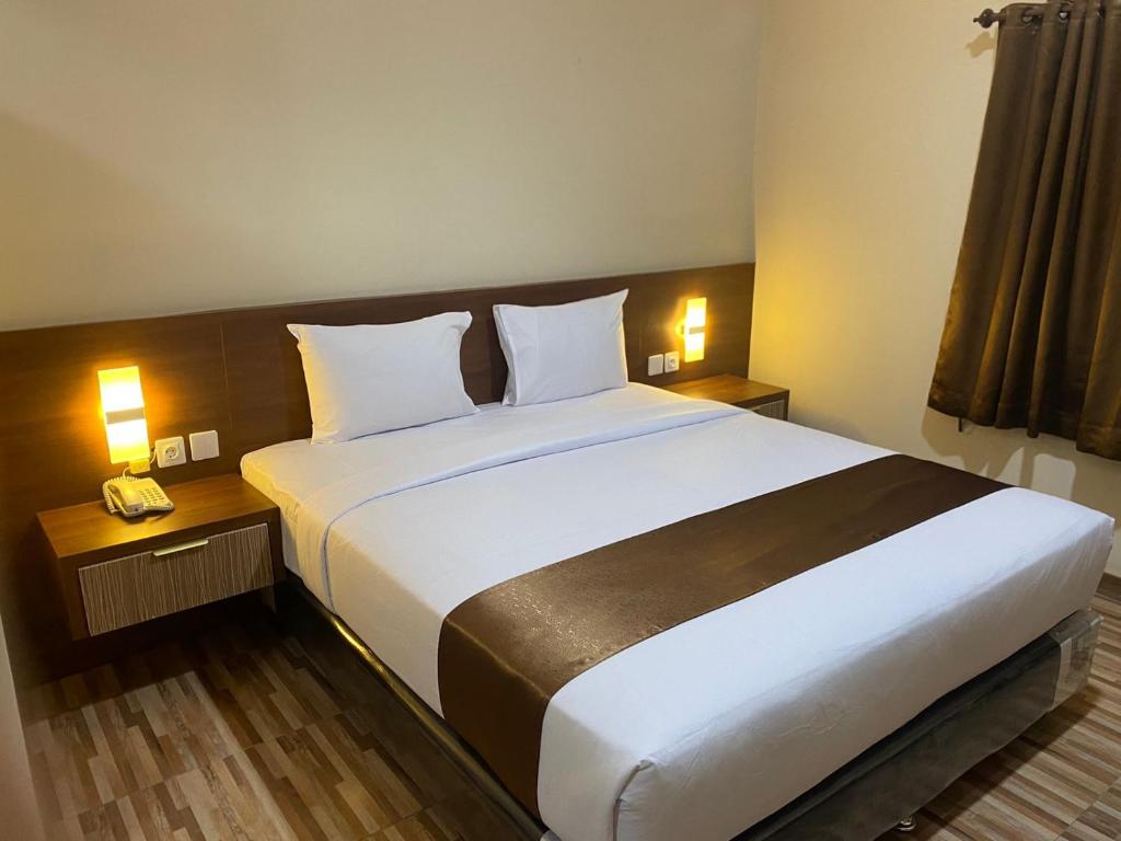 Postel nebo postele na pokoji v ubytování T HOTEL KUALANAMU
