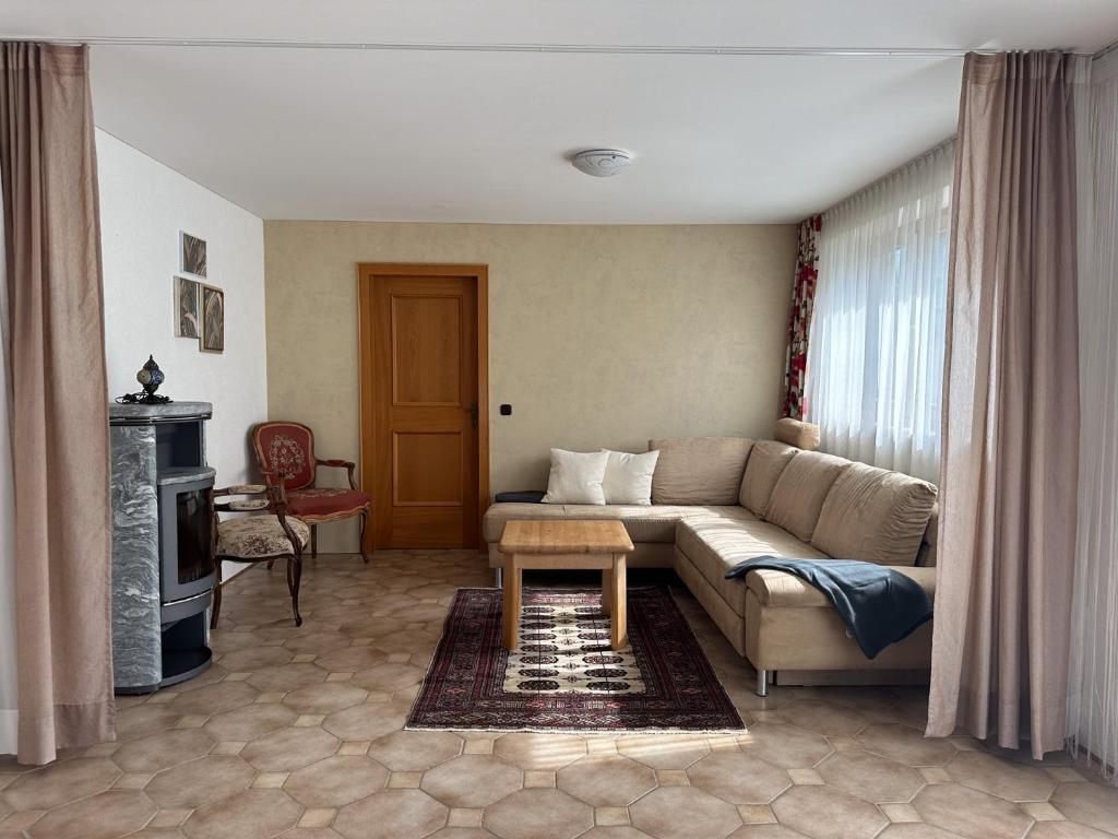 ein Wohnzimmer mit einem Sofa und einem Tisch in der Unterkunft Bludenz Apartments RosaKlein-30m2 & RubinaGross-100m2 in Bludenz