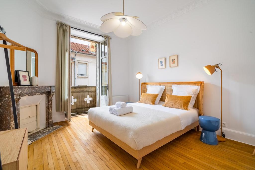 - une chambre avec un lit et une cheminée dans l&#39;établissement Le Chic de Medreville * Nancy, à Nancy