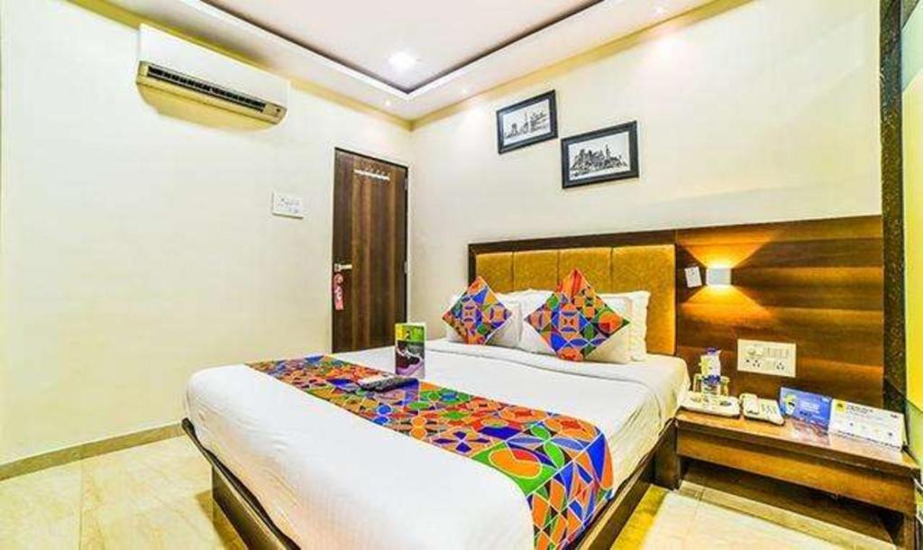 1 dormitorio con 1 cama grande en una habitación en FabHotel Ascot International II en Bombay