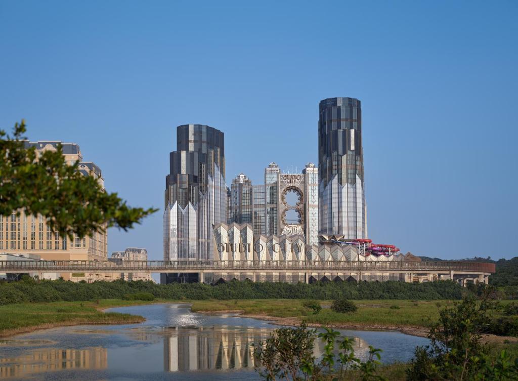 een stad met hoge gebouwen en een rivier bij Studio City - Epic Tower in Macau