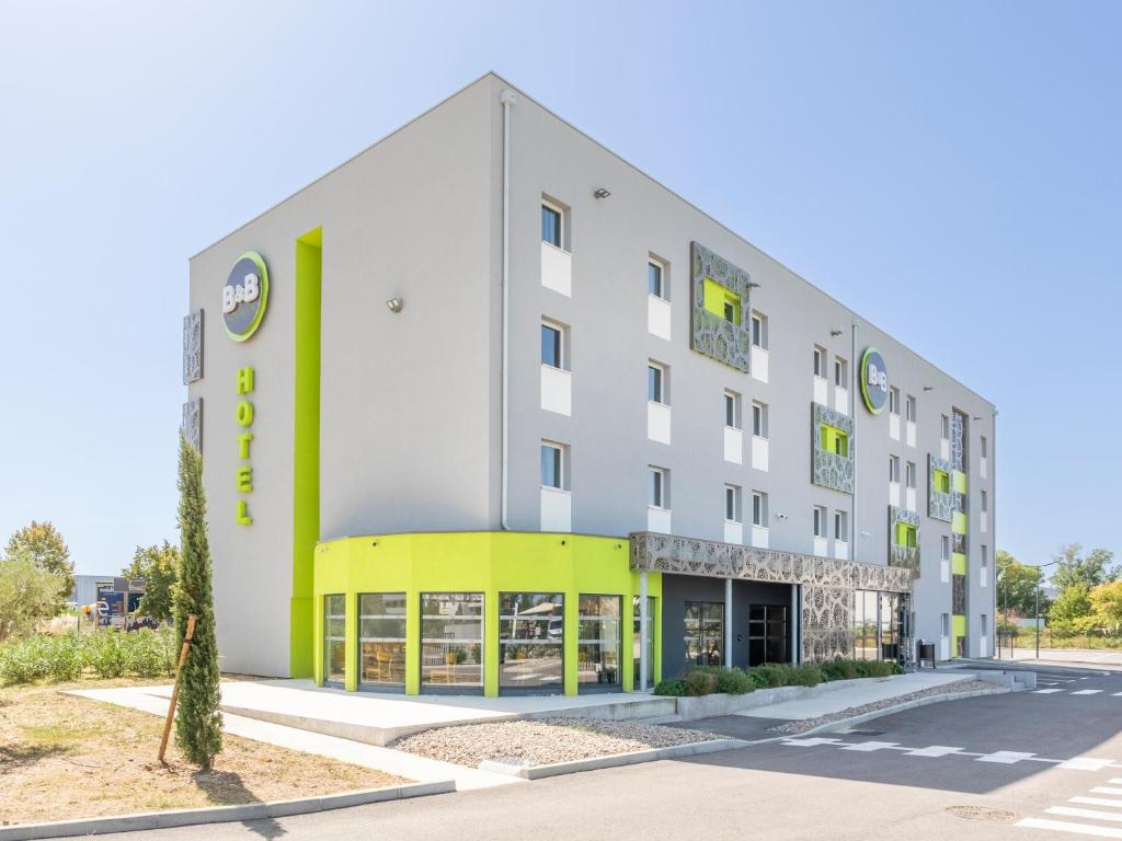 サン・マルタン・ド・クロにあるB&B HOTEL Saint-Martin-de-Crau Alpilles Camargueのホテル正面のイメージ