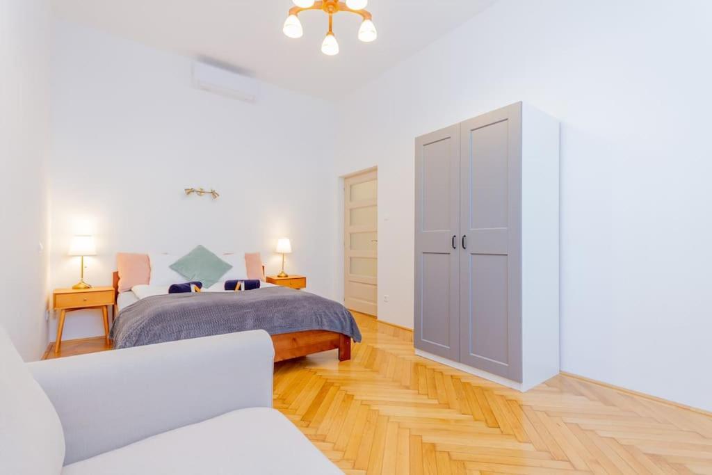 Кровать или кровати в номере Bartók Boulevard Apartment by NW