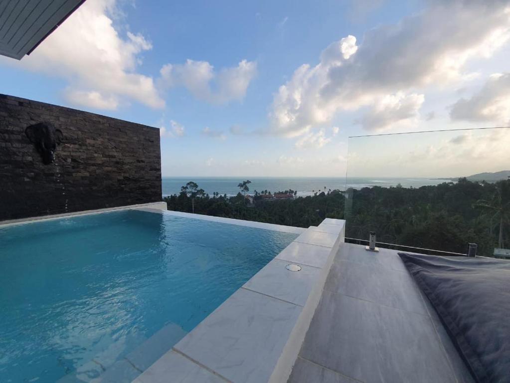 een zwembad aan de zijkant van een huis bij duplex 2 bedroom sea view villa with private pool in Koh Samui 