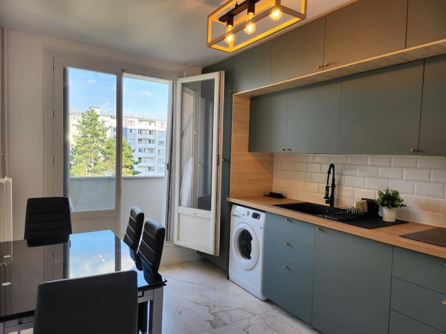 eine Küche mit Waschmaschine und Trockner in der Unterkunft Appartement Spacieux et Rénové in Neuilly-sur-Marne