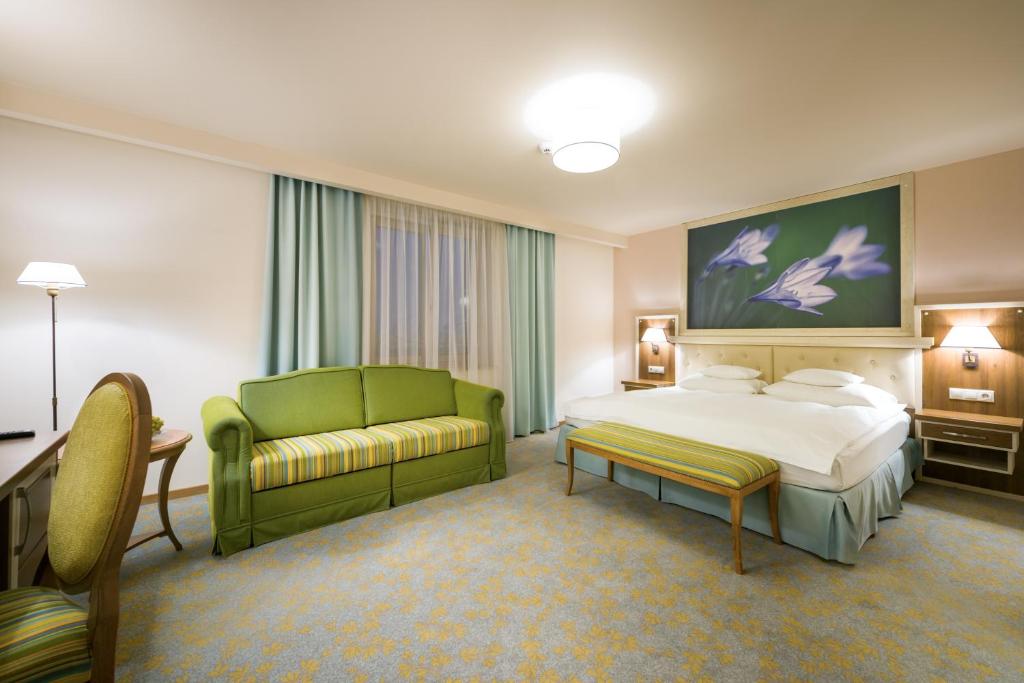 Postel nebo postele na pokoji v ubytování Hotel Sonnenhof