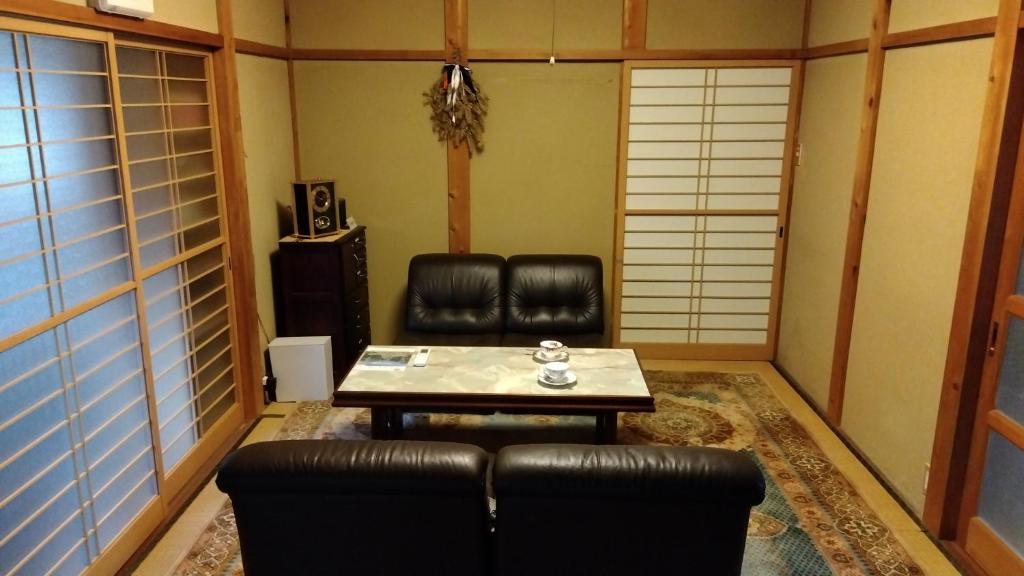 Posezení v ubytování 農園民宿 春名 Farmstay Haruna