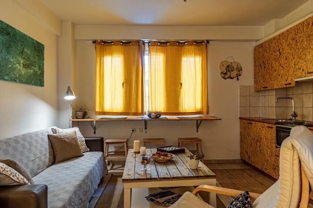 Posezení v ubytování Downtown Central Suite with Private Parking
