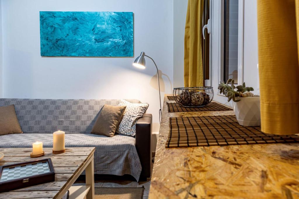 Posezení v ubytování Downtown Central Suite with Private Parking
