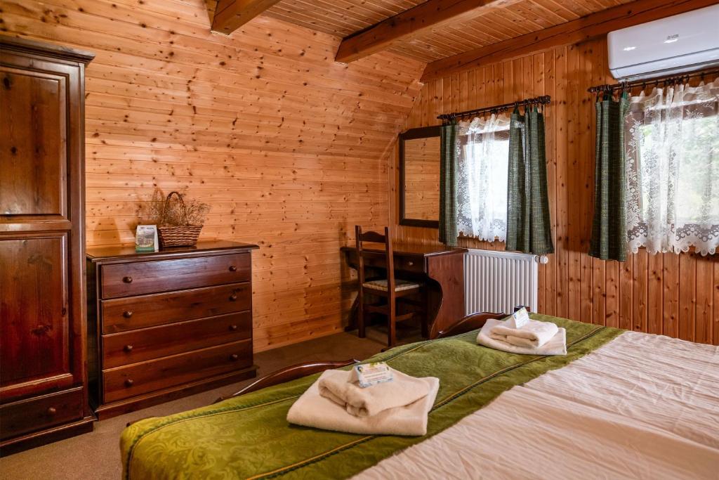 Postel nebo postele na pokoji v ubytování Pristava Lepena Village