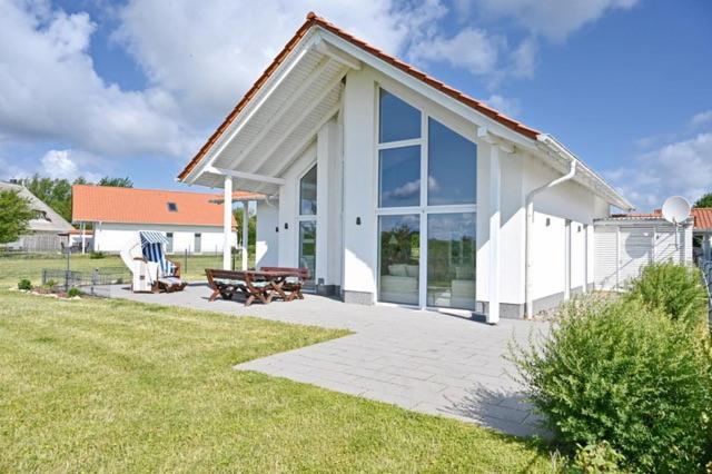 トレントにあるVilla Seeadlerの白い家(ピクニックテーブル、ベンチ付)