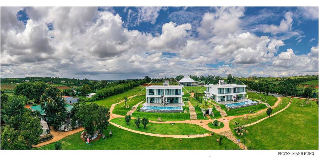 een luchtfoto van een groot huis in een veld bij Du Lịch Lâm Hà - Hồ Gia Trang Villas in Lam Ha