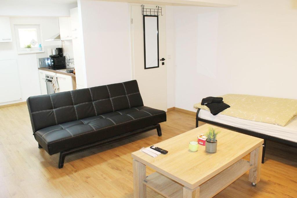 een woonkamer met een bank en een salontafel bij Ruhig gelegenes Apartment in Vaihingen an der Enz