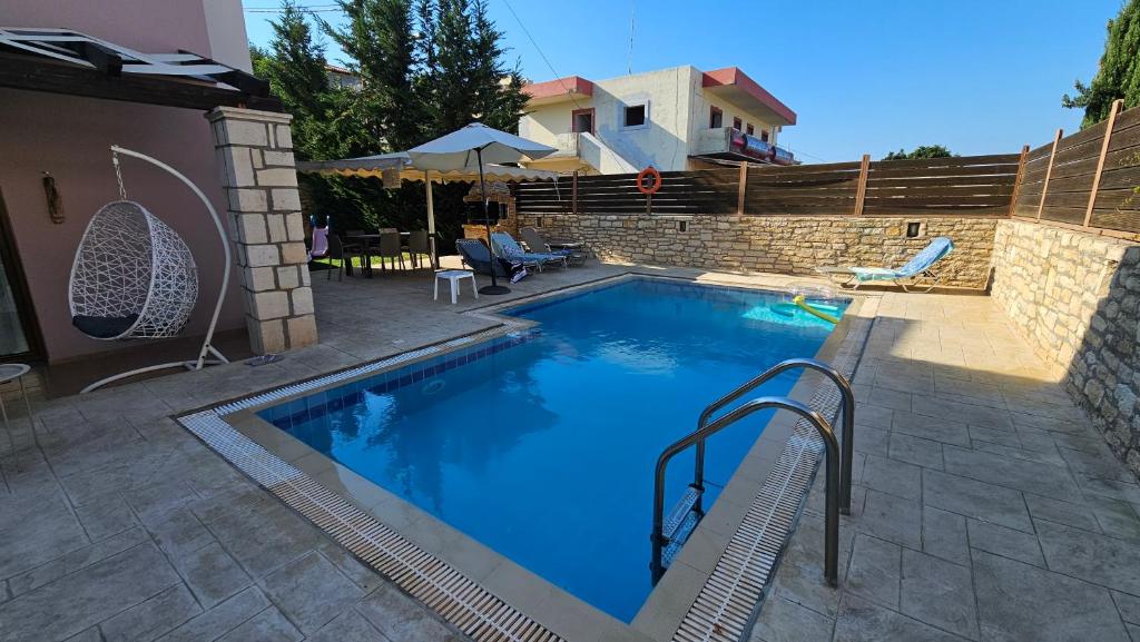 - une piscine dans une cour avec une maison dans l'établissement Villa Steki, à Roumelí