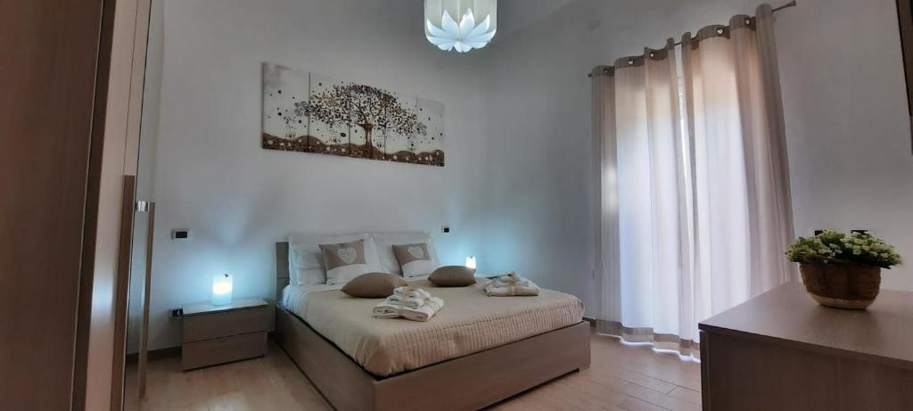 een slaapkamer met een bed met twee kaarsen erop bij Holiday Home Dolia Center in Dolianova