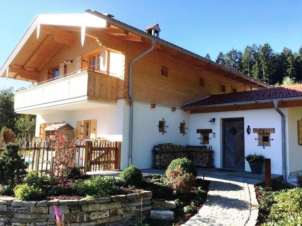 Cette maison blanche dispose d'un balcon. dans l'établissement Bergliebe-Sachrang, à Aschau im Chiemgau